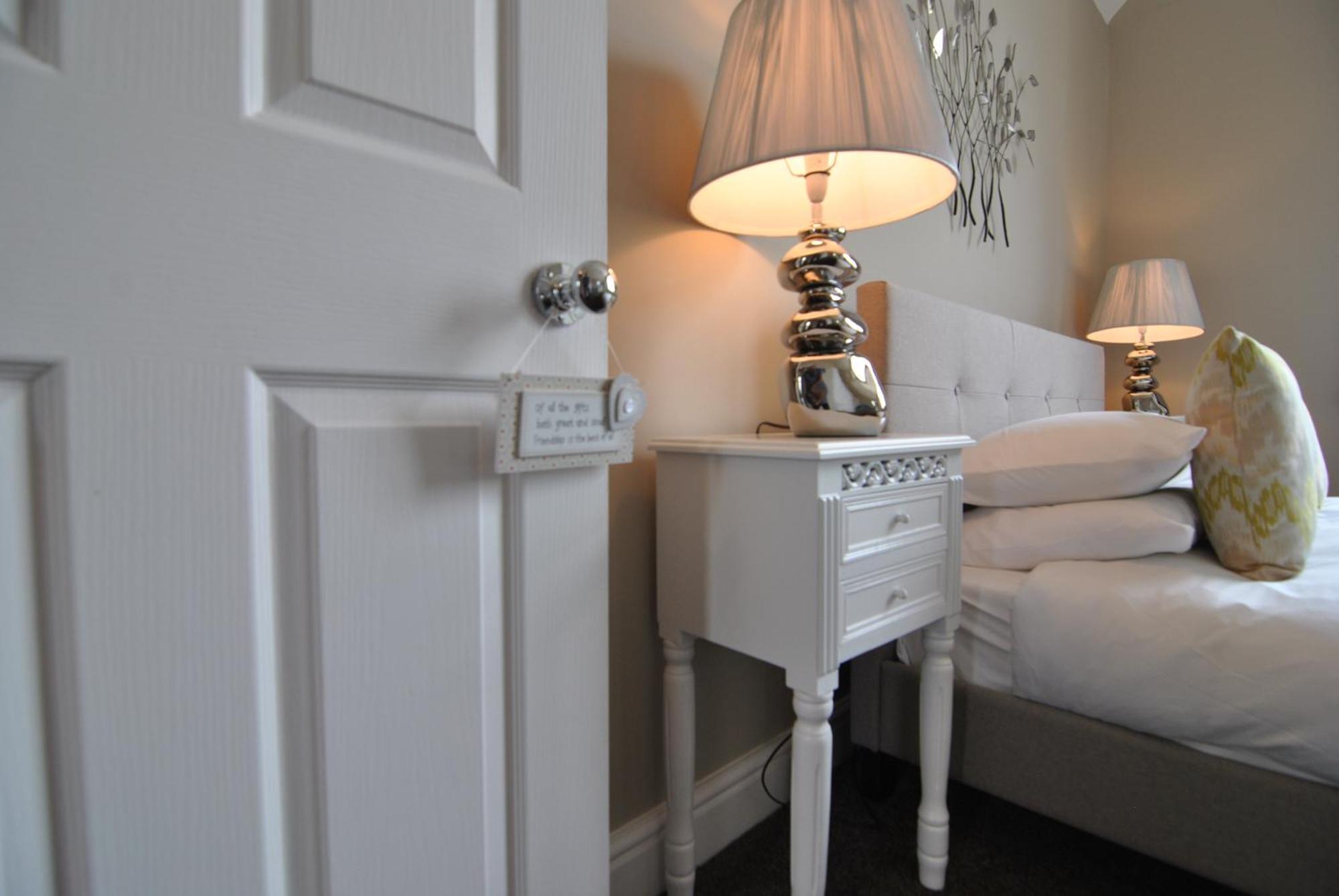 Lord Raglan House Apartments 2Br With Parking Виндзор Экстерьер фото