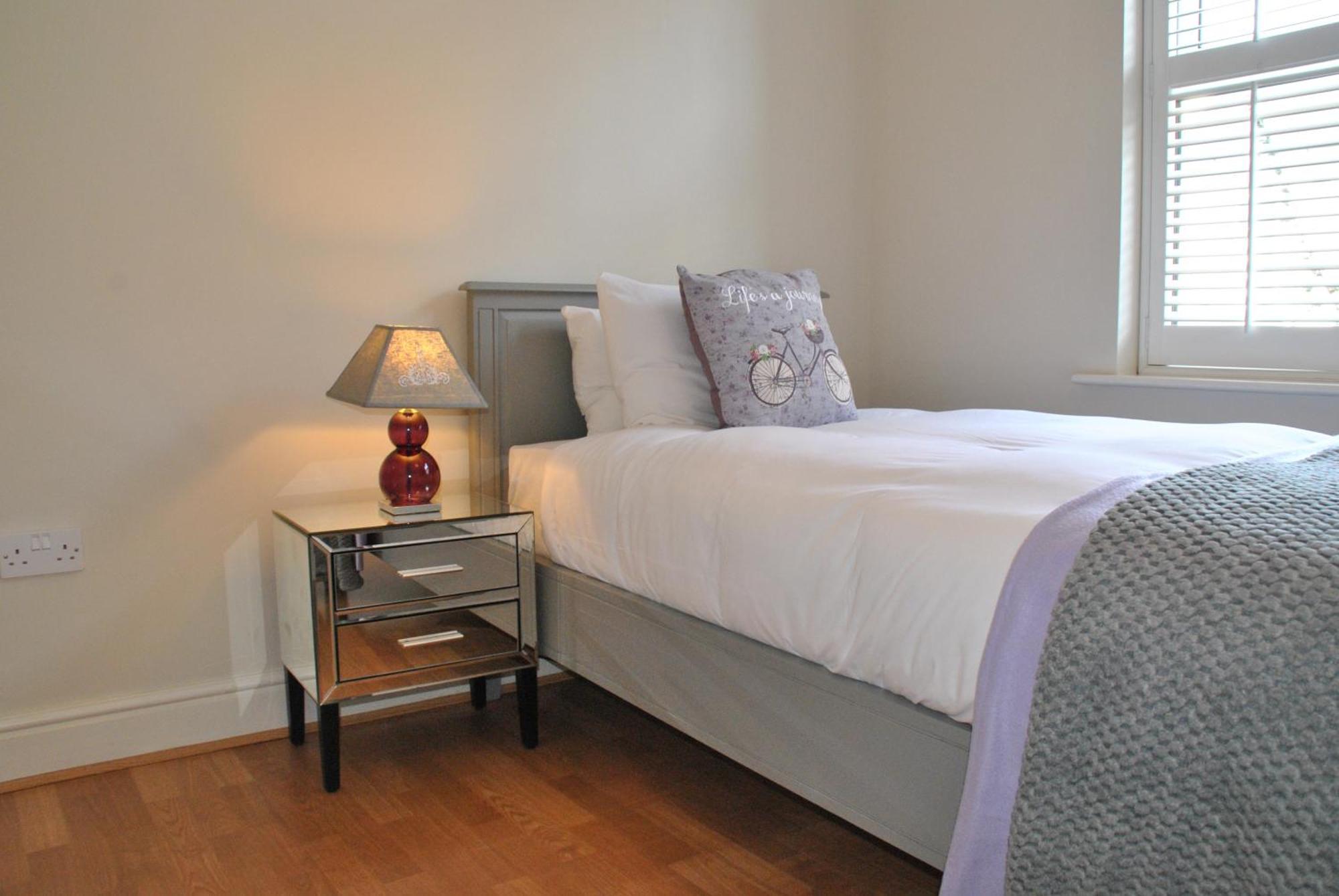 Lord Raglan House Apartments 2Br With Parking Виндзор Экстерьер фото