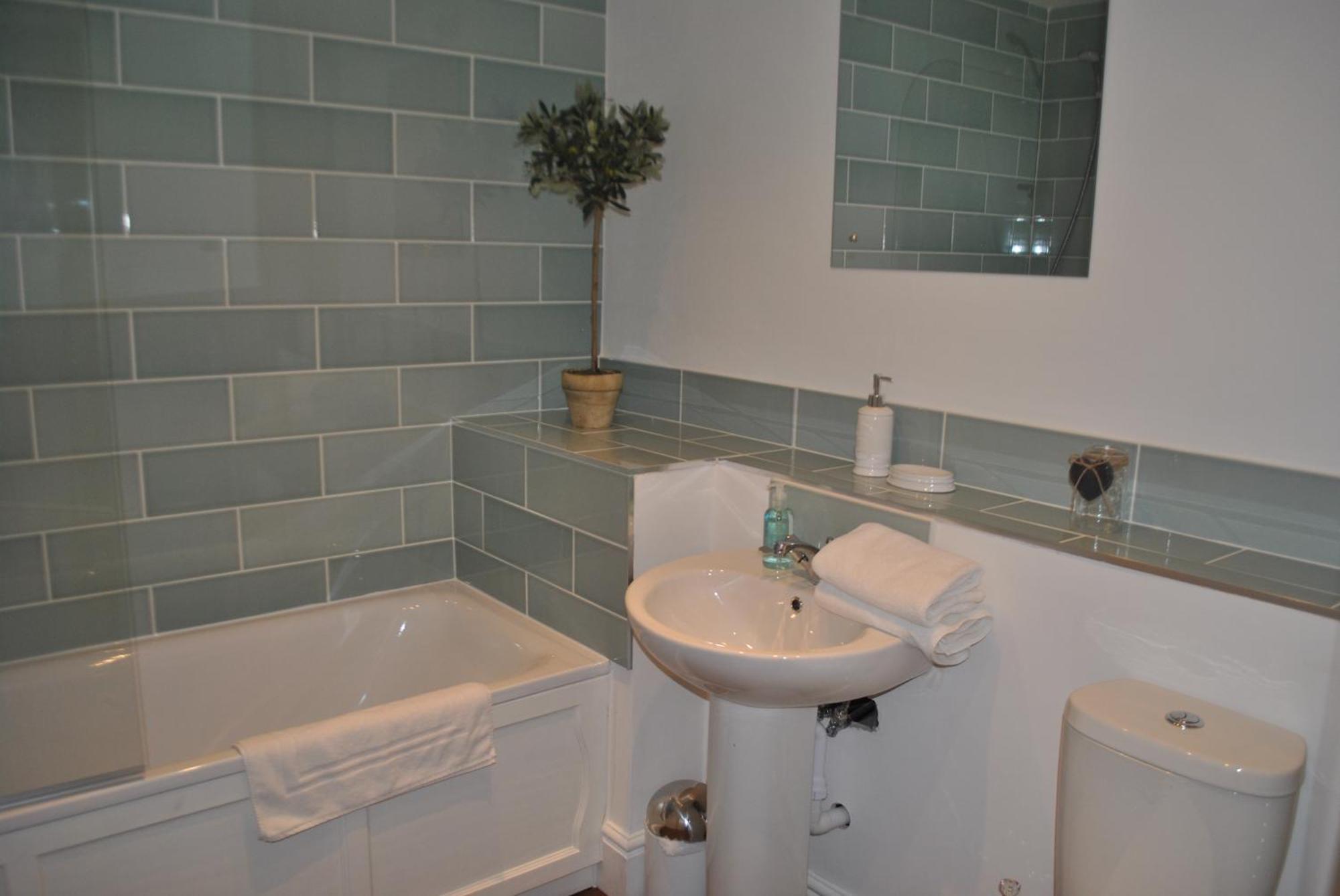 Lord Raglan House Apartments 2Br With Parking Виндзор Экстерьер фото