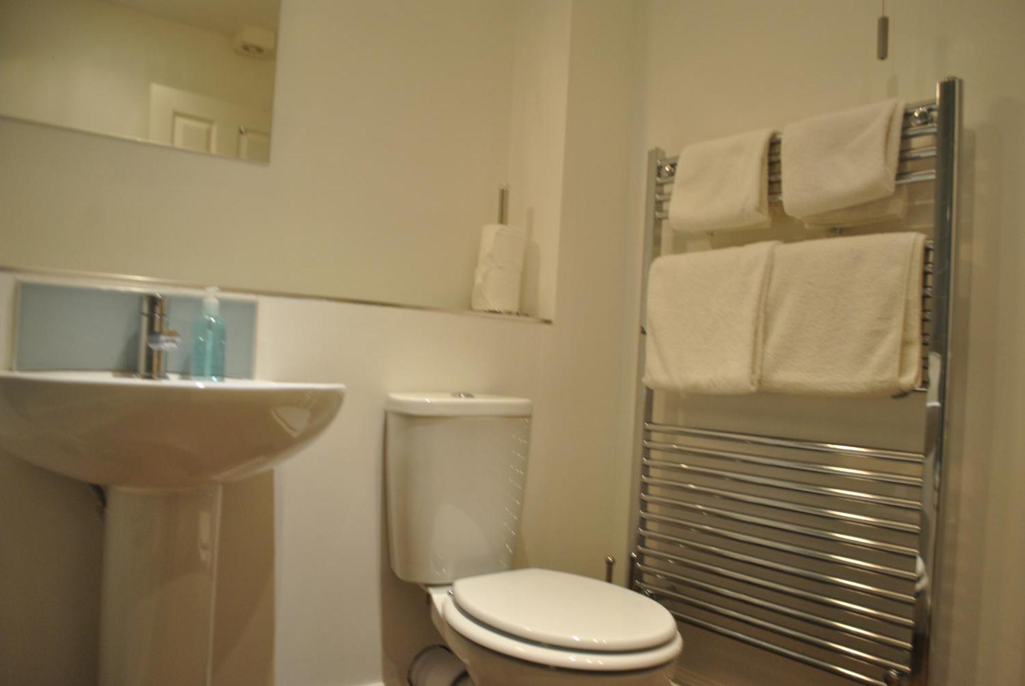 Lord Raglan House Apartments 2Br With Parking Виндзор Экстерьер фото