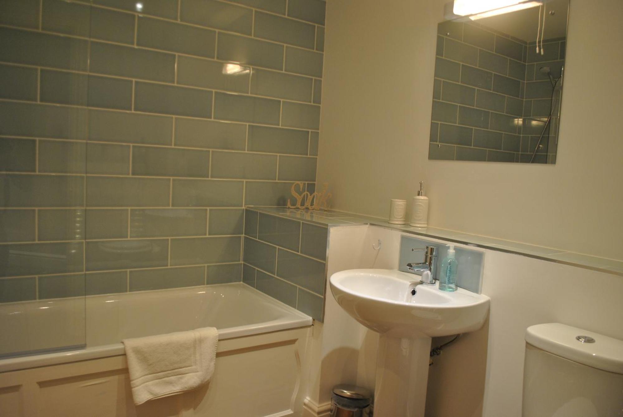 Lord Raglan House Apartments 2Br With Parking Виндзор Экстерьер фото